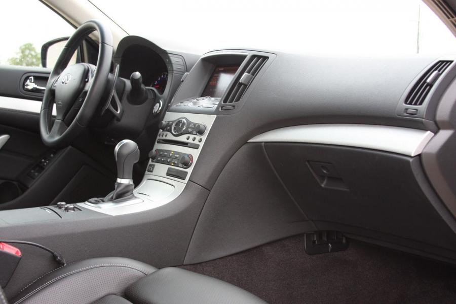  Infiniti G37 Coupe 2009 года  (фото 43 из 51)
